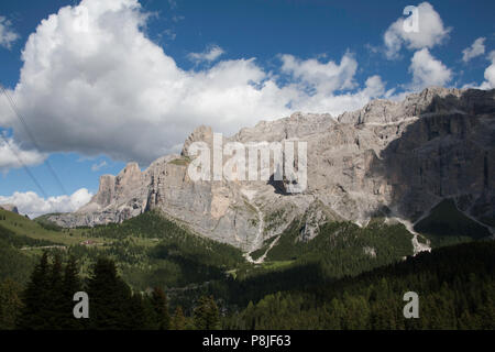 Cloud durch Campanili de Murfreit und Bindelturm T de Murfreitthe Sella Gruppe von Plan de Gralba Wolkenstein Gröden Dolomiten Italien Stockfoto