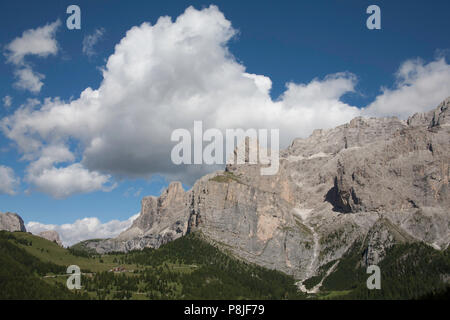 Cloud durch Campanili de Murfreit und Bindelturm T de Murfreitthe Sella Gruppe von Plan de Gralba Wolkenstein Gröden Dolomiten Italien Stockfoto