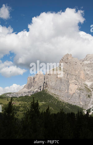 Cloud durch Campanili de Murfreit und Bindelturm T de Murfreitthe Sella Gruppe von Plan de Gralba Wolkenstein Gröden Dolomiten Italien Stockfoto