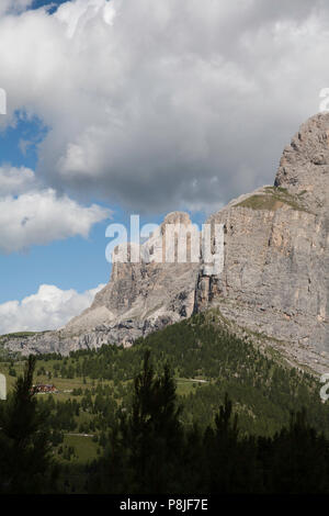 Cloud durch Campanili de Murfreit und Bindelturm T de Murfreitthe Sella Gruppe von Plan de Gralba Wolkenstein Gröden Dolomiten Italien Stockfoto