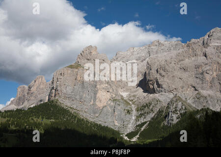 Cloud durch Campanili de Murfreit und Bindelturm T de Murfreitthe Sella Gruppe von Plan de Gralba Wolkenstein Gröden Dolomiten Italien Stockfoto