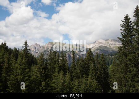 Cloud für den Durchgangsverkehr durch das Gran Cir über der Grodner Joch oder Passo Gardena von oben Plan de Gralba Wolkenstein Gröden Dolomiten Italien Stockfoto