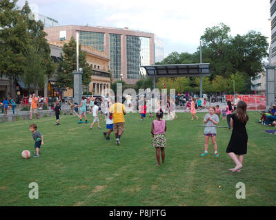 Baton Rouge, Louisiana, USA - 2017: Familien genießen einen Sommerabend an der North Boulevard der Stadt, das Hotel liegt in der Innenstadt. Stockfoto