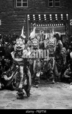 Maskierte Tänzer mit Schädeln, die Vergänglichkeit an der Cham Tänze, katok Kloster - Kham, (Tibet), Sichuan, China Stockfoto