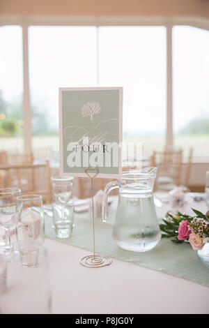 Wedding Table Anzahl bei einem Empfang mit einem geschmückt Hochzeitstafel. Stockfoto