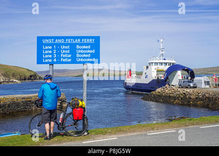 Bigga, Passagier- und Autofähre, die auf Bluemull sound Service betreibt, SIC Fähren Entladung an Gutcher auf Yell, Shetland Inseln, Schottland, Großbritannien Stockfoto