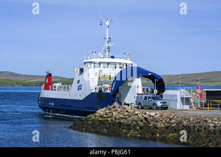 Bigga, Passagier- und Autofähre, die auf Bluemull sound Service betreibt, SIC Fähren Entladung an Gutcher auf Yell, Shetland Inseln, Schottland, Großbritannien Stockfoto