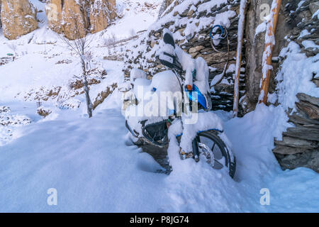 Schnee Motorrad in Dhankar Dorf, WinterSpit, Himachal Stockfoto