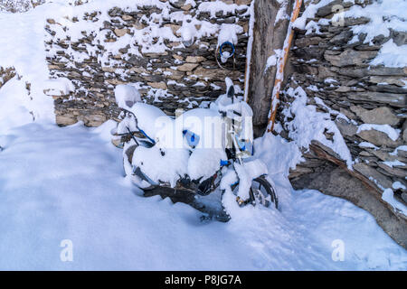 Schnee Motorrad in Dhankar Dorf, WinterSpit, Himachal Stockfoto