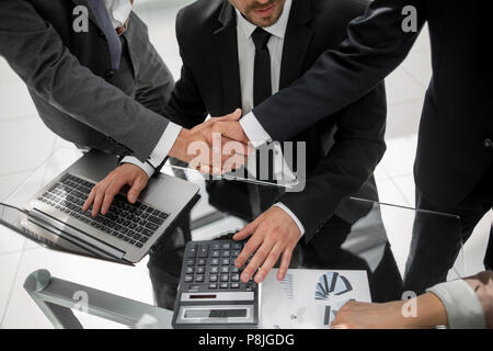 Handshake über den Tisch der finanziellen Partner Stockfoto