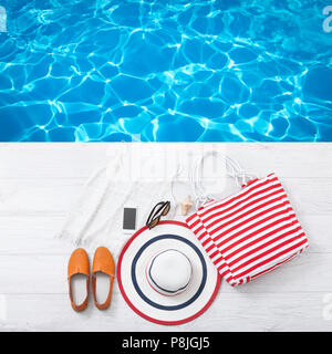 Sommer Accessoires Hut und Tasche auf weißem Holz- Hintergrund. Mock up. Stockfoto