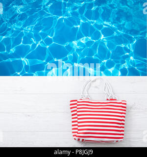 Sommer Accessoires Hut und Tasche auf weißem Holz- Hintergrund. Mock up. Stockfoto