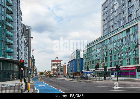 Neues modernes Gebäude entlang Stratford High Street, East London, Großbritannien Stockfoto