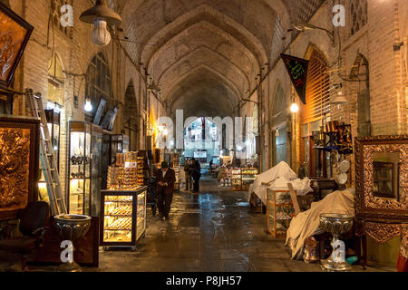 Käufer Spaziergang entlang der überdachten Fußweg Wege Geschäfte und Händler, die in der Grand Bazaar oder Qeysarriyeh Basar in Isfahan, Iran. Es ist eines der größten Stockfoto