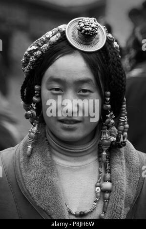 Khampa Frau trägt ein Gold und Türkis Haar Stück am Monlam Chenpo, Kloster Katok - Kham, (Tibet), Sichuan, China Stockfoto
