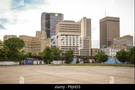 Winnipeg, Manitoba/Kanada - 10. Juli 2018: Friedliche skyline Szene. Bürogebäude Landschaft. Stockfoto