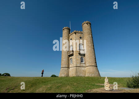 Broadway Tower ist ein Wahnsinn am Broadway Hill, in der Nähe der großen Dorf Broadway in den Cotswolds. Der Turm selbst steht 65 Fuß (20 Meter) hoch. Stockfoto