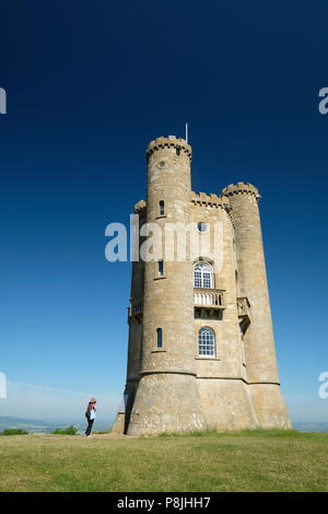 Broadway Tower ist ein Wahnsinn am Broadway Hill, in der Nähe der großen Dorf Broadway in den Cotswolds. Der Turm selbst steht 65 Fuß (20 Meter) hoch. Stockfoto