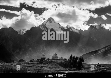 HIMALAYAN PEAKS und STUPAS ein Ridge in der Nähe von KARSHA MONASTERY in die STOD RIVER VALLEY - Zanskar, Ladakh, Indien Stockfoto