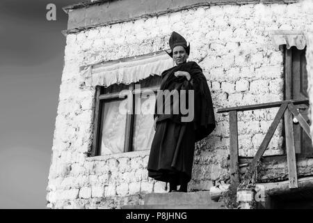 Ein buddhistischer Mönch in KARSHA GOMPA der größten buddhistischen Kloster in der STOD RIVER VALLEY - Zanskar, Ladakh, Indien Stockfoto