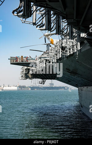 Blick auf die USS Theodore Roosevelt angedockt für Reparaturen, wie unter dem Port Seite der USS Midway gesehen Stockfoto
