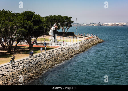 Bilder von San Diego und Tour Booten der Broadway Pier; und die Leute, die die bedingungslose Kapitulation Statue von Midway Flight Deck genommen Stockfoto