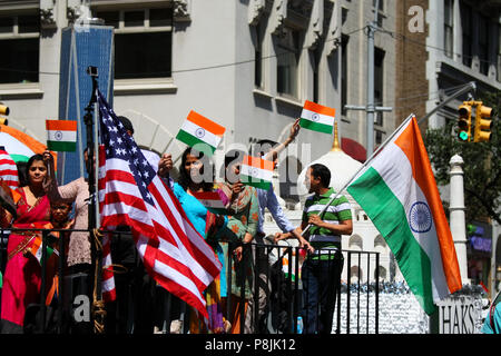 NEW YORK, NY - AUGUST 21: lebendige und vielfältige Massen Teil in der 36Th Indien Day Parade nehmen der Unabhängigkeit Indiens Tag auf der Madison Avenue, M zu feiern. Stockfoto