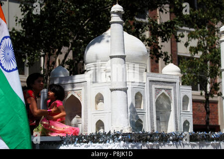 NEW YORK, NY - AUGUST 21: lebendige und vielfältige Massen Teil in der 36Th Indien Day Parade nehmen der Unabhängigkeit Indiens Tag auf der Madison Avenue, M zu feiern. Stockfoto