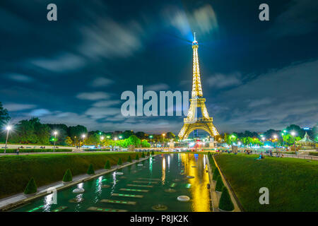 Paris, Frankreich, 2. Juli 2017: Eiffelturm spiegelt sich im Wasser in Trocadero Gärten mit Brunnen. Nacht Szene. Stadtbild von Paris, Frankreich. Stockfoto