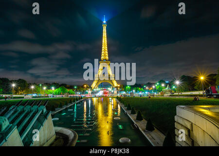 Paris, Frankreich, 2. Juli 2017: Eiffelturm spiegeln sich in den Pool der Brunnen während der Lichter in der Abendshow. Jardins du Trocadero mit Nachtbeleuchtung. Pariser Skyline im Hintergrund. Stockfoto