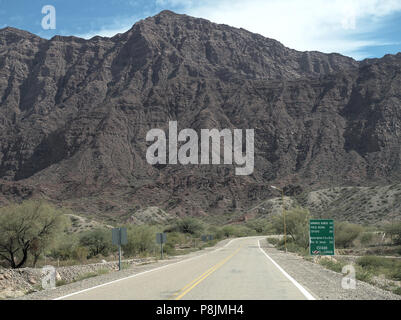 Der Blick entlang der malerischen Route 76, in La Rioja Provinz, Argentinien. Stockfoto