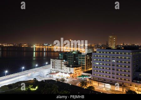 Die Altstadt von Havanna vom Dach des historischen Hotel Nacional de Cuba in der Nacht, Vedado, Kuba Stockfoto