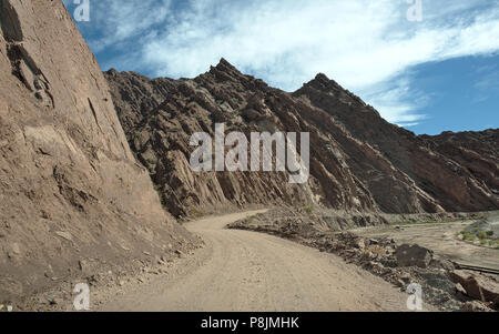Der Blick entlang der malerischen Route 76, in La Rioja Provinz, Argentinien. Stockfoto