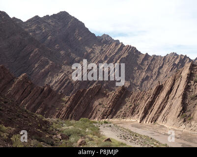Der Blick entlang der malerischen Route 76, in La Rioja Provinz, Argentinien. Stockfoto