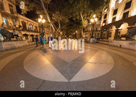 Wandern auf dem Paseo del Prado in der Nacht, der Promenade Promenade in Havanna, Kuba Stockfoto