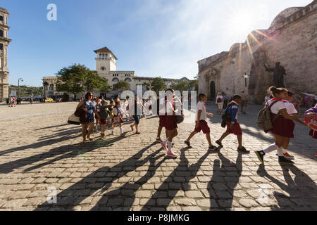 Schule Kinder auf eine Klasse Exkursion in der Plaza de San Francisco, Havanna, Kuba Stockfoto