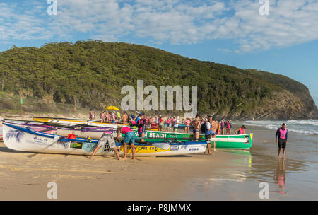 Pacific Palms, New South Wales, Australien. Februar 25, 2018. Kampf der Boote, unbekannter Boot Surf Ruderer, um das Wasser in NSW Australien. Stockfoto