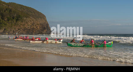 Pacific Palms, New South Wales, Australien. Februar 25, 2018. Kampf der Boote, unbekannter Boot Surf Ruderer, um das Wasser in NSW Australien. Stockfoto