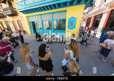 Straße Musikern für eine Masse in der Altstadt von Havanna, Kuba Stockfoto