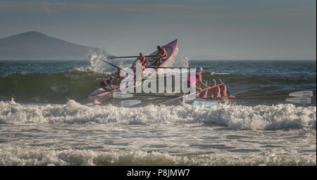 Pacific Palms, New South Wales, Australien. Februar 25, 2018. Kampf der Boote, unbekannter Boot Surf Ruderer, um das Wasser in NSW Australien. Stockfoto