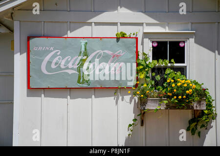 Coca-Cola Zeichen angezeigt auf BBQ-Restaurant im historischen Dorf, Corolla Corolla Licht, North Carolina, USA Stockfoto