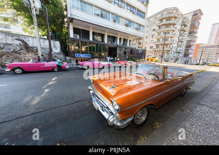 Klassische amerikanische Autos, Taxis, lokal bekannt als "almendrones" in Havanna, Kuba verwendet. Stockfoto