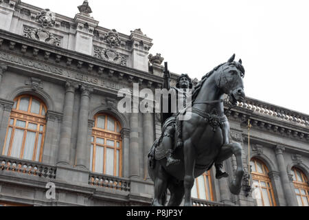 Equestrian Skulptur von Karl IV. von Spanien bei Manuel Tolsa Square in Downtown Mexiko City entfernt. Diese Skulptur ist besser wissen als 'El caballito" Stockfoto