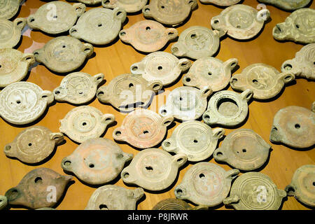 Terrakotta Öllampe. Zentralen Festplatte mit Reliefs verziert. Antiquarium Arborense Archäologischen Museum. Oristano, Sardinien, Italien. Stockfoto
