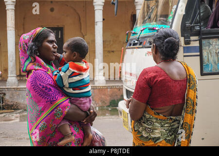 Jaipur, Indien - Nov 1, 2015. Indische Frauen stehen auf der Straße in Jaipur, Indien. Jaipur ist die Hauptstadt und die größte Stadt des indischen Staates von Rajas Stockfoto