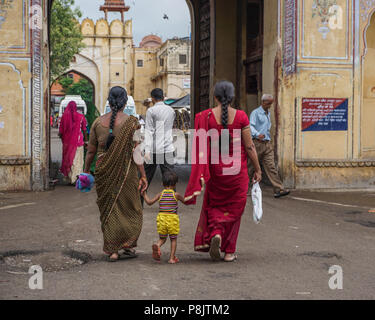 Jaipur, Indien - Nov 1, 2015. Indische Frauen zu Fuß auf der Straße in Jaipur, Indien. Jaipur ist die Hauptstadt und die größte Stadt des indischen Bundesstaates Rajast Stockfoto