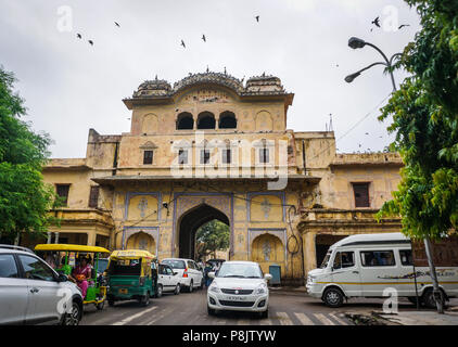 Jaipur, Indien - Nov 1, 2015. Straße in Jaipur, Indien. Jaipur ist die Hauptstadt und die größte Stadt im indischen Bundesstaat Rajasthan im Westen Indiens. Stockfoto