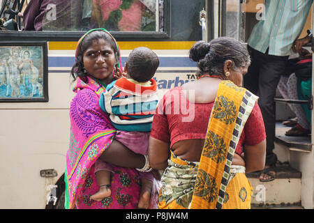 Jaipur, Indien - Nov 1, 2015. Indische Frauen stehen auf der Straße in Jaipur, Indien. Jaipur ist die Hauptstadt und die größte Stadt des indischen Staates von Rajas Stockfoto