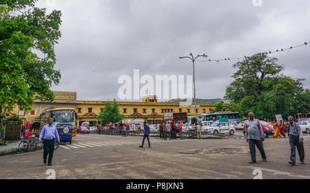 Jaipur, Indien - Nov 1, 2015. Straße in Jaipur, Indien. Jaipur ist die Hauptstadt und die größte Stadt im indischen Bundesstaat Rajasthan im Westen Indiens. Stockfoto