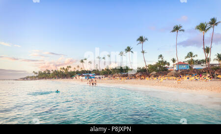 Sonnenuntergang am Strand von Bayahibe, La Romana, Dominikanische Republik Stockfoto